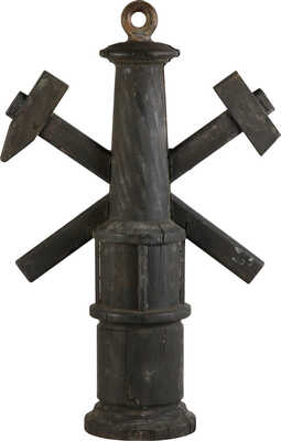 Деревянная скульптура в виде эмблемы Горного института Императрицы Екатерины II со скрещёнными молотом и киркой